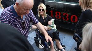 Βάγια Νέστορα: Σε κλίμα συγκίνησης η κηδεία της – Με αμαξίδιο στην εκκλησία η κόρη της Αφροδίτη