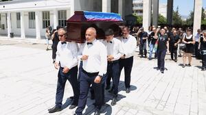 Με τη σημαία του ουράνιου τόξου το φέρετρο στην κηδεία της Πάολα Ρεβενιώτη