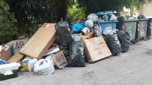 "Σωρός από τα ογκώδη, έξω από τους κάδους, στις Πατέλες"