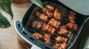 Το κόλπο με 2 υλικά που κάνει το air fryer να λάμπει χωρίς τρίψιμο