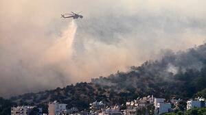 Μεγάλη φωτιά στο Ποικίλο Όρος: Μήνυμα του 112 για εκκένωση σε Αφαία και Άνω Δάσος Χαϊδαρίου