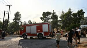 Πυρκαγιά: Ασθενείς μεταφέρθηκαν για προληπτικούς λόγους στο «Αττικόν»