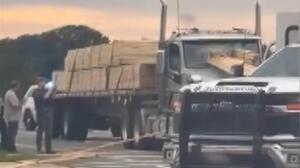 Σοκαριστικό βίντεο: Ξύλινα δοκάρια διαπερνούν την καμπίνα νταλίκας - Γλίτωσε από θαύμα ο οδηγός