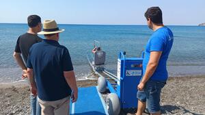 Τέθηκε σε λειτουργία η νέα ράμπα διευκόλυνσης πρόσβασης ΑμεΑ στην παραλία του Τσούτσουρα