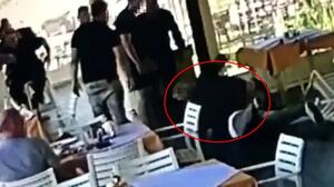Μέλος της «μαφίας» των Χανίων ξυλοκοπεί άγρια άνδρα μέσα σε εστιατόριο- Δείτε βίντεο