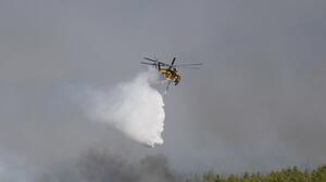 Φωτιά στα Μέγαρα: Σύγκρουση δύο ελικοπτέρων στην Ψάθα - Εντοπίστηκε το πλήρωμα του ενός