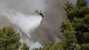 Συνετρίβη πυροσβεστικό ελικόπτερο ενώ επιχειρούσε σε μεγάλη δασική πυρκαγιά στη Γιούτα