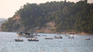 Τουλάχιστον 480 άτομα απεγλωβίστηκαν από το λιμενικό από την παραλία Σίβηρης Χαλκιδικής