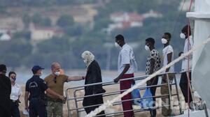 Έδεσε στη Μυτιλήνη το πλοίο με τους μετανάστες από την Κρήτη