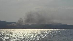 Φωτιά καίει πευκοδάσος κοντά στον προφήτη Ηλία στις Αλυκές