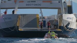 Φωτιά στη Σαλαμίνα: Απεγκλωβίστηκαν 502 άτομα από Σατερλί και Κολώνες