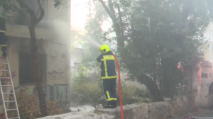 Φωτιά σε εγκαταλελειμμένο κτήριο στο κέντρο της Θεσσαλονίκης