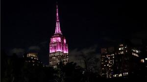 Ντόλι Πάρτον: Στα ροζ «ντύθηκε» το Empire State Building για να αποχαιρετήσει τη θρυλική τραγουδίστρια