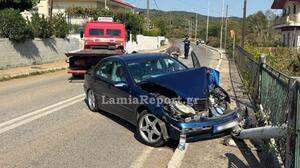 Αυτοκίνητο καρφώθηκε σε κολώνα και την έριξε σε αυλή σπιτιού – Σοκ στο Καστρί