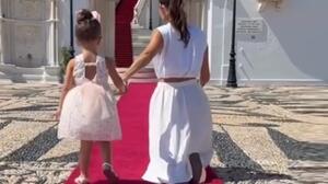 Γονατιστή στην Παναγιά της Τήνου η Μαρία Μενούνος 