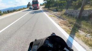 «Δεν ξέρω πώς χώρεσα ειλικρινά» – Ο 25χρονος οδηγός της μηχανής περιγράφει πώς γλίτωσε από το βυτιοφόρο