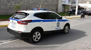 Σκιάθος: Τουρίστες πιάστηκαν στα "χέρια" με οδηγό ταξί για το παράθυρο της πίσω πόρτας 