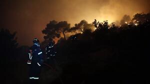 Νύχτα αγωνίας στη Δυτική Αττική - Συνεχίζεται η μάχη με τις φλόγες μετά την τραγωδία με τα δύο ελικόπτερα 