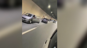 Οδηγούσε στην εθνική οδό με ανοιχτές πόρτες και μουσική στη διαπασών!