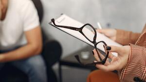 Χειροπέδες σε 47χρονο που γδύθηκε μπροστά στην ψυχολόγο 