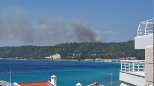 Φωτιά στην Κασσάνδρα Χαλκιδικής: Ενισχύθηκαν οι δυνάμεις της πυροσβεστικής – Εκκενώνεται η Σίβηρη