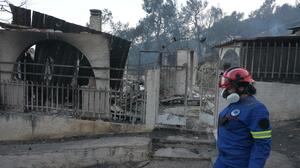  Γεωργιάδης για φωτιές στη Σαλαμίνα: «10 περιστατικά με εγκαύματα και συμπτώματα από εισπνοή καπνού» 