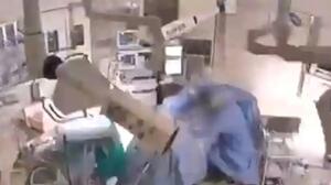 Ανατριχιαστικό βίντεο από τον σεισμό στην Ιαπωνία: Γιατροί προστατεύουν με τα σώματά τους ασθενή την ώρα του χειρουργείου