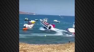 Ατζαμής χειριστής σκάφους έχασε τον έλεγχο και... καβάλησε δύο ακόμη πλοιάρια - Δείτε βίντεο