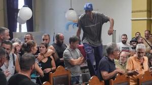 Λέσβος: Κτηνοτρόφοι «μπούκαραν» στην συνεδρίαση της Περιφέρειας Βορείου Αιγαίου για τον αφθώδη πυρετό