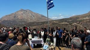 Ρίγη συγκίνησης στην Κρύα Βρύση: Τίμησαν τους δύο πυροσβέστες που χάθηκαν στο καθήκον 