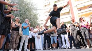 Γιώργος Μαζωνάκης: Με τραγούδια, λουλούδια και ζεϊμπέκικα το τελευταίο χειροκρότημα - Δείτε Live