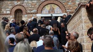 Γιώργος Μαζωνάκης: Με τραγούδια, λουλούδια και ζεϊμπέκικα το τελευταίο χειροκρότημα - Δείτε Live