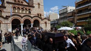 Γιώργος Μαζωνάκης: Με το «Φεύγω για μένα» και παρατεταμένο χειροκρότημα το τελευταίο αντίο στον τραγουδιστή