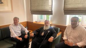 Ευχές, γλυκάκι και κουβέντα μέχρι και για… Μαζωνάκη στο τετ-α-τετ Αρναουτάκη - Αρχιεπισκόπου!