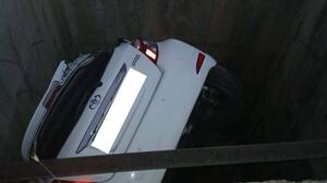 Έσκασε το λάστιχο και το αυτοκίνητο κατέληξε σε κανάλι απορροής υδάτων - Άγιο είχε νεαρός οδηγός