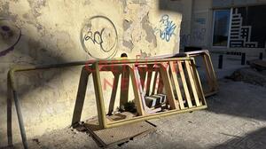 Εικόνες εγκατάλειψης: «Σκουπιδότοπος» το Μποδοσάκειο λίγο πριν χτυπήσει το πρώτο κουδούνι (φωτογραφίες)