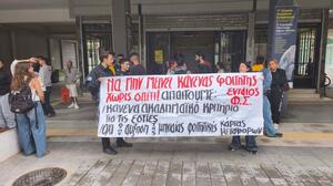 Χανιά: Διαμαρτυρία φοιτητών στο Δημοτικό Συμβούλιο Χανίων 