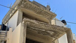 Αναστάτωση από μπαλκόνια που έπεσαν πάνω σε αυτοκίνητα - Προτεραιότητα η άρση επικινδυνότητας