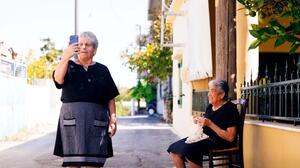 Οι viral Κρητικές γιαγιάδες ξαναχτυπούν και τα βάζουν με το... χαζόGPT - Δείτε βίντεο