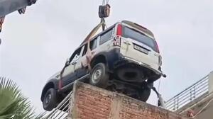 Απίστευτο βίντεο: Ανέβασε με γερανό το SUV στην ταράτσα... για να μην το κλέψουν!