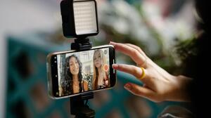 Γιατί εκατομμύρια άνθρωποι έχουν κάνει το TikTok «ψυχολόγο» τους; 