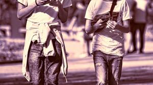 Τι είναι το «Phubbing»: Ο όρος στην αργκό για τη συμπεριφορά που βλάπτει τις σχέσεις