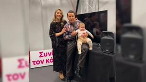 Το κοριτσάκι που θα βάφτιζε ο Γιώργος Μαζωνάκης άφησε λουλούδι στον τάφο του - Δείτε βίντεο
