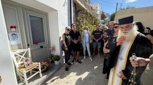 Γιώργος Μαζωνάκης: Μνημόσυνο και τρισάγιο έξω από το σπίτι του στους Πεύκους - Συγκίνηση στη Σητεία (Βίντεο)