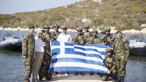 Πρώτη επίσκεψη Μητσοτάκη σε Ρω και Στρογγύλη - Συνάντηση με στρατιώτες