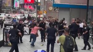 Τρόμος στην Times Square: Γυναίκα μαχαίρωσε περαστικούς - Την σκότωσαν οι αστυνομικοί - Σκληρό βίντεο