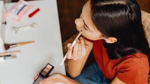 Μακιγιάζ και skincare από το σχολείο: Γιατί τα κορίτσια βάφονται όλο και σε μικρότερη ηλικία