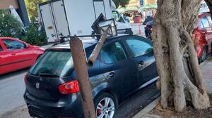 Χανιά: Στύλος φωτισμού κόπηκε στα δύο και έπεσε πάνω σε αυτοκίνητο