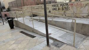 Ηράκλειο: Τόσο τσιμέντο για μια ράμπα στην οδό Γαλατείας Καζαντζάκη;