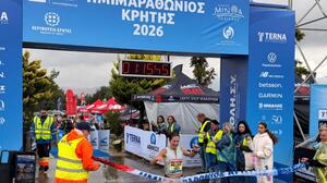 Ημιμαραθώνιος Κρήτης: Η βροχή δεν πτόησε κανέναν - Η τεράστια συμμετοχή και οι πρωτιές
